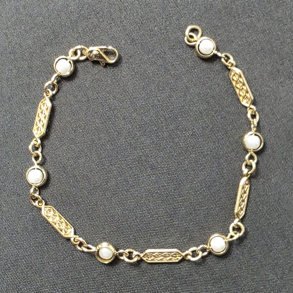 Estate Gold Tone Fine Jewelry Braclet - Dainty & Fashionable - Item 406
